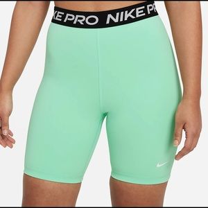 Nike Pro 365 Women’s High Rise 7” shorts - M (green glow)